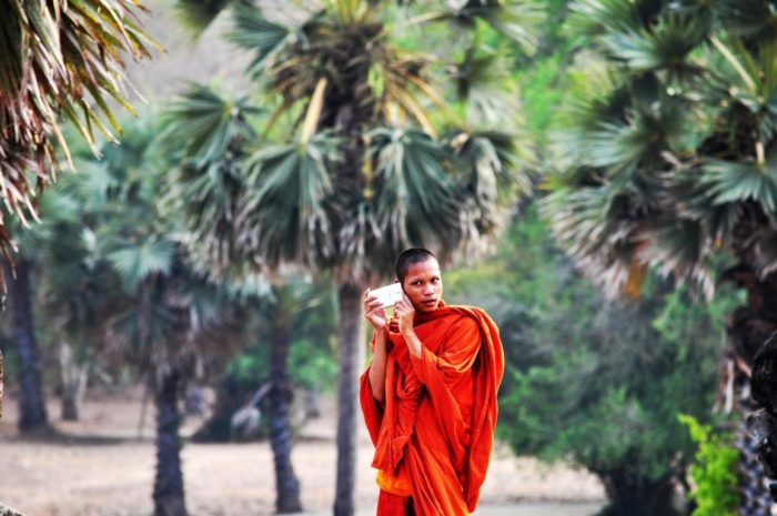 Bild: Mönch mit Smartphone
